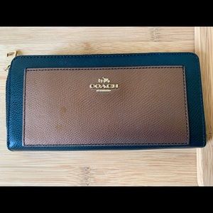 Coach F52756 Accordion zip wallet.